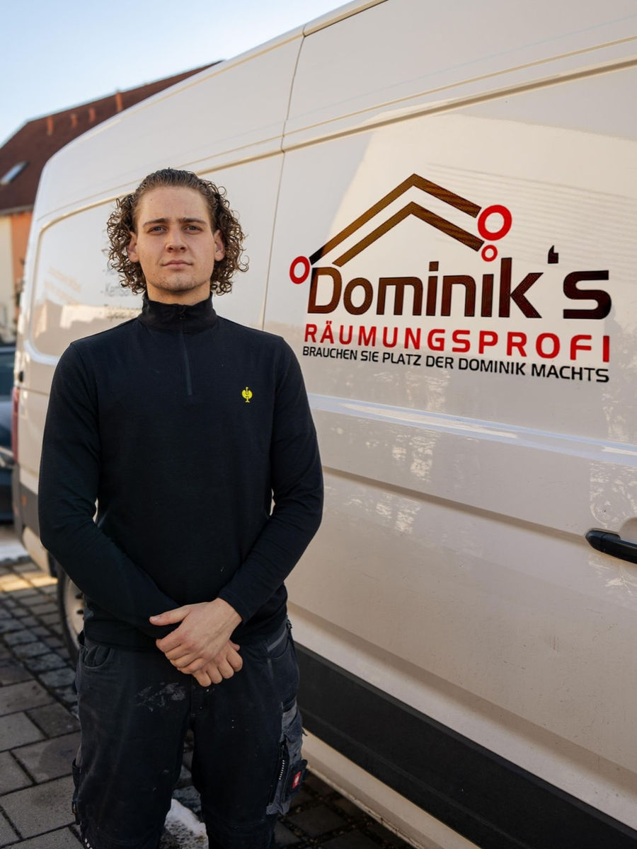 Dominik Waller vor seinem Firmentransporter mit Logo — Dominik's Räumungsprofi