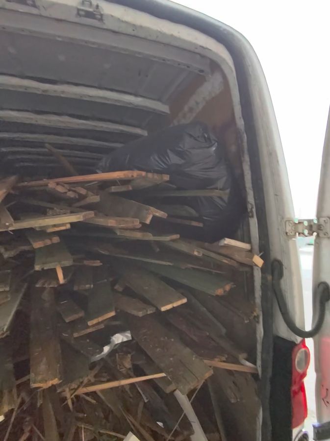 Beladener Firmentransporter beim Abtransport